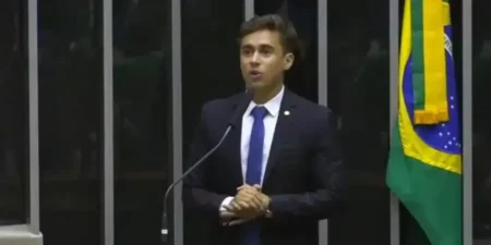Deputado Nikolas Ferreira critica ação do STF sobre celular na visita a Bolsonaro