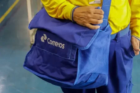Diretoria dos Correios fatura quase R$ 8 mi por ano em salários e penduricalhos Diretoria dos Correios fatura quase R$ 8 mi por ano em salários e penduricalhos