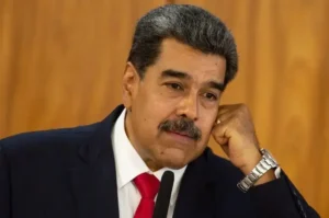Maduro canta Imagine em meio a tensões com Trump no Caribe