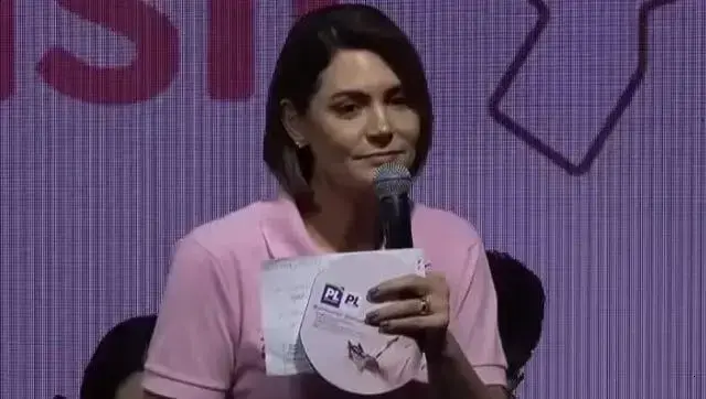 Michelle Bolsonaro visita Jair Bolsonaro na Polícia Federal em Brasília