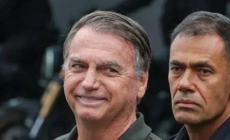 Nas redes, maioria critica a prisão de Bolsonaro e reação divide opinião Nas redes, maioria critica a prisão de Bolsonaro e reação divide opinião