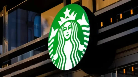 Prefeito de Nova York lidera boicote ao Starbucks durante greve Prefeito de Nova York lidera boicote ao Starbucks durante greve