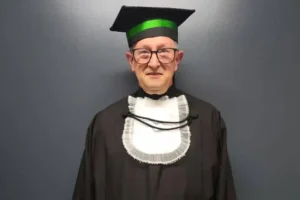 Taxista de 77 anos faz Enem com a neta para estudar Psicologia