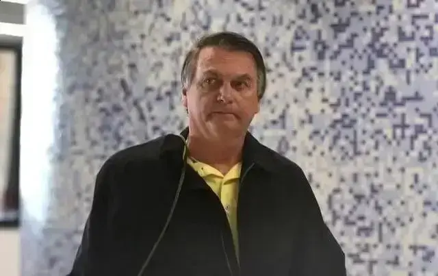 Bolsonaro deixa a UTI e está acordado no quarto após cirurgia