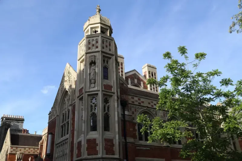 Cambridge elege ‘parassocial’ como palavra do ano 2025 Cambridge elege 'parassocial' como palavra do ano 2025