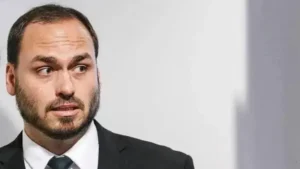 Carlos Bolsonaro critica decisão de Moraes sobre visitas ao pai preso