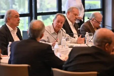 CNI critica avanço da PEC que reduz jornada para 36 horas CNI critica avanço da PEC que reduz jornada para 36 horas