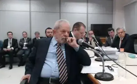 Condições desiguais nas prisões de Bolsonaro e Lula