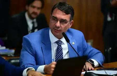 Flávio Bolsonaro inicia campanha por anistia aos presos de 8 de janeiro Flávio Bolsonaro inicia campanha por anistia aos presos de 8 de janeiro