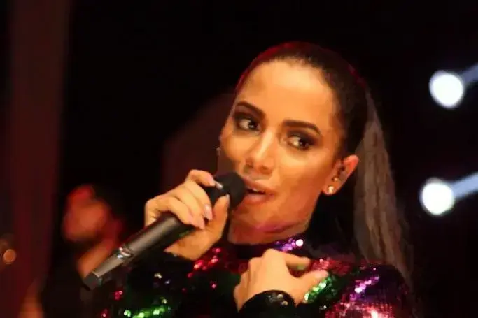 Justiça autoriza notificação de Anitta durante shows em 2026 Justiça autoriza notificação de Anitta durante shows em 2026