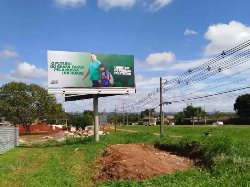 Outdoor em Brasília pede liberdade para presos políticos com foto de Bolsonaro Outdoor em Brasília pede liberdade para presos políticos com foto de Bolsonaro