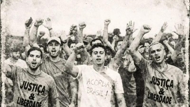 A Coluna Prestes de Nikolas Ferreira: caminhando 240 km pela política A Coluna Prestes de Nikolas Ferreira: caminhando 240 km pela política