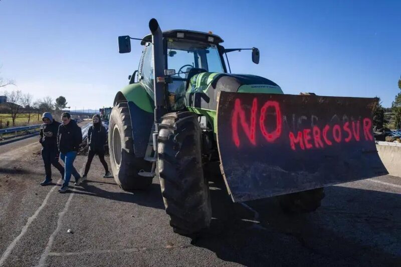 Agricultores europeus protestam contra acordo UE-Mercosul e causam bloqueios