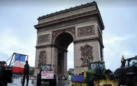 Agricultores franceses protestam em Paris contra acordo Mercosul