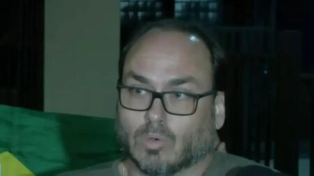 Carlos Bolsonaro expressa preocupação com a saúde do pai após queda Carlos Bolsonaro expressa preocupação com a saúde do pai após queda