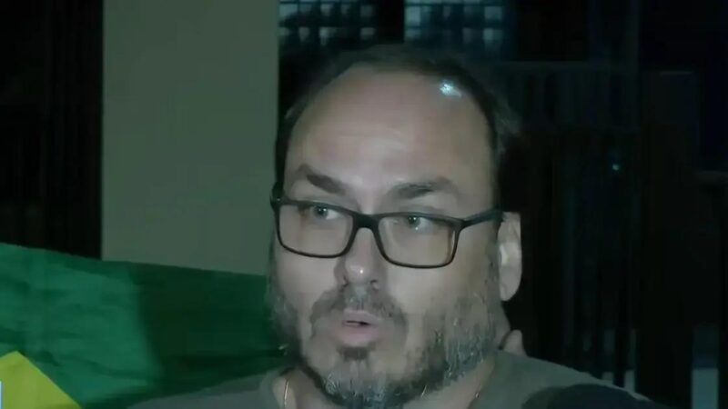 Carlos Bolsonaro expressa preocupação com a saúde do pai após queda