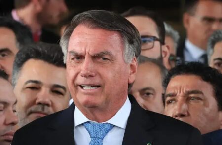 Defesa de Bolsonaro pede TV e assistência religiosa em cela