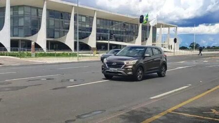 Governo Lula cerca Palácio do Planalto antes de manifestação de Nikolas Ferreira Governo Lula cerca Palácio do Planalto antes de manifestação de Nikolas Ferreira