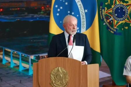 Lula assina MP que altera o cálculo do piso salarial dos professores Lula assina MP que altera o cálculo do piso salarial dos professores