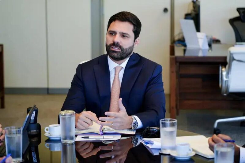 Lula nomeia Manoel Carlos de Almeida Neto como ministro interino da Justiça