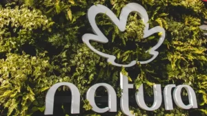 Natura conclui venda da Avon International e foca na América Latina