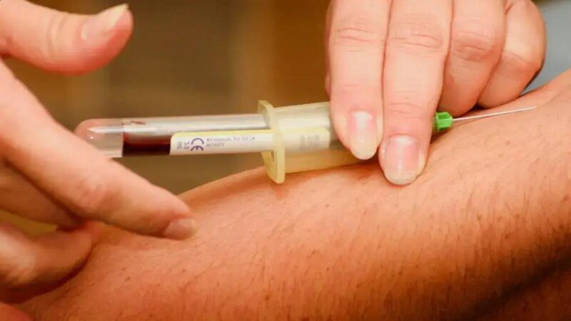 Novo exame de sangue promete detectar Alzheimer com 90% de precisão Novo exame de sangue promete detectar Alzheimer com 90% de precisão