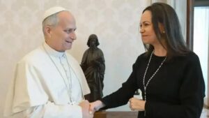 Papa Leão XIV encontra María Corina Machado no Vaticano em meio à crise na Venezuela