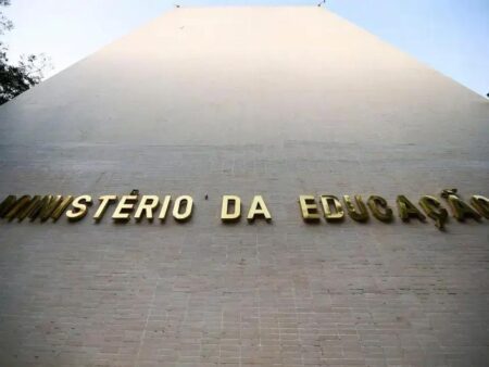 Reajuste do piso salarial dos professores provoca protestos e discussões