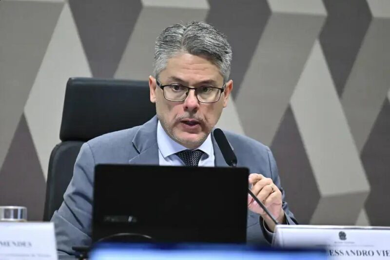 Senador pede investigação na conduta de ministro do TCU