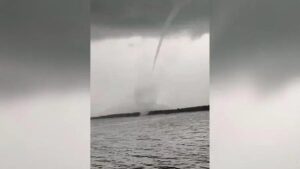 Tromba d’água assusta moradores em São Francisco do Sul, SC