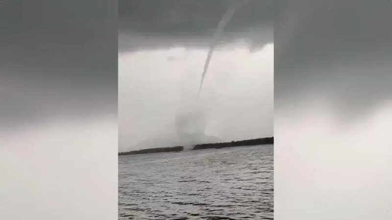 Tromba d’água assusta moradores em São Francisco do Sul, SC Tromba d’água assusta moradores em São Francisco do Sul, SC