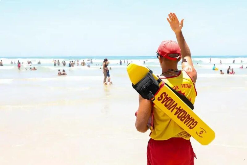 Carnaval: Bombeiros salvam quase 350 vítimas de afogamento no litoral Carnaval: Bombeiros salvam quase 350 vítimas de afogamento no litoral