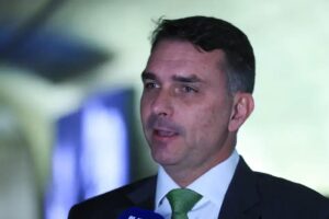 Flávio Bolsonaro anuncia ação no TSE contra desfile da Acadêmicos de Niterói
