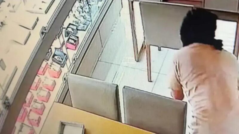 Furto em shopping: homem leva R$ 500 mil em joias e é solto em audiência Furto em shopping: homem leva R$ 500 mil em joias e é solto em audiência