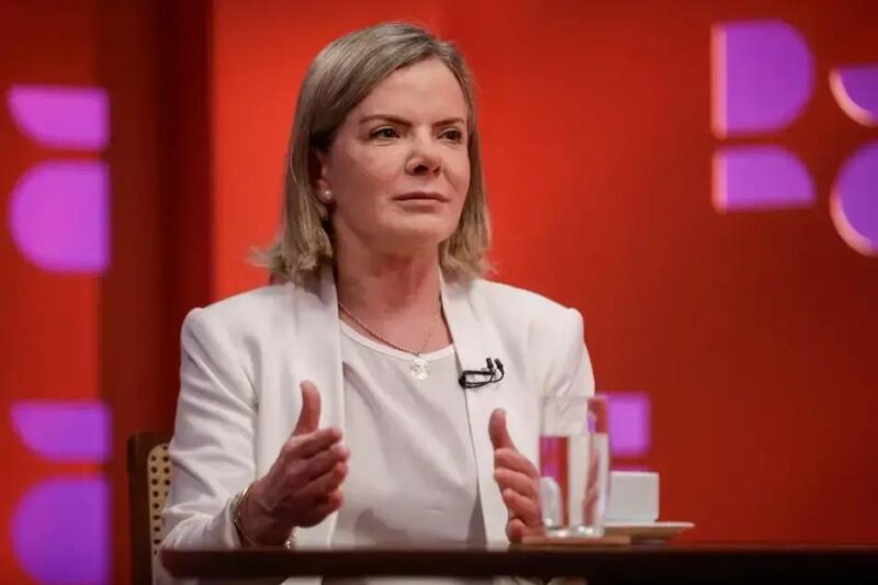 Gleisi Hoffmann tenta conter crise com evangélicos após desfile polêmico