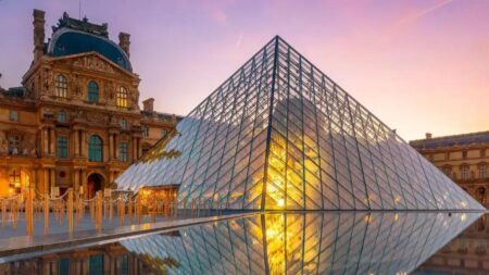 Governo francês troca comando do Louvre após roubo de joias milionárias Governo francês troca comando do Louvre após roubo de joias milionárias