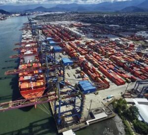 Navio de bandeira de Singapura atinge balsas na travessia Santos-Guarujá