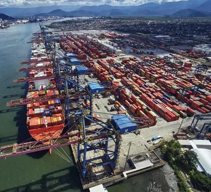 Navio de bandeira de Singapura atinge balsas na travessia Santos-Guarujá Navio de bandeira de Singapura atinge balsas na travessia Santos-Guarujá
