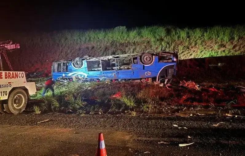 Ônibus tombado em Marília (SP) deixa seis mortos e 45 feridos Ônibus tombado em Marília (SP) deixa seis mortos e 45 feridos