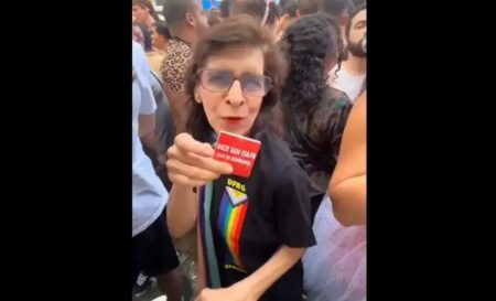 Reitora da UFRGS faz propaganda de preservativo e gesto político no Carnaval Reitora da UFRGS faz propaganda de preservativo e gesto político no Carnaval