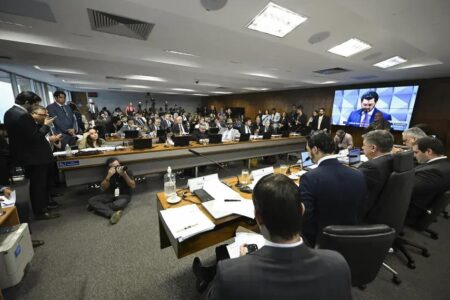 Senado discute Profimed: projeto cria 'OAB da Medicina' no país