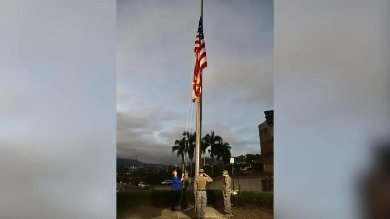 EUA retomam oficialmente bandeira na embaixada em Caracas após sete anos EUA retomam oficialmente bandeira na embaixada em Caracas após sete anos
