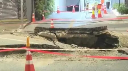 Explosão abre cratera na Rua da Consolação e interdita trecho na Paulista Explosão abre cratera na Rua da Consolação e interdita trecho na Paulista