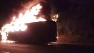 Ônibus pega fogo após colidir com moto na BR-040 em Santos Dumont