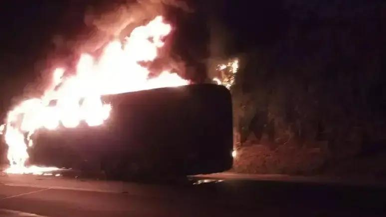 Ônibus pega fogo após colidir com moto na BR-040 em Santos Dumont Ônibus pega fogo após colidir com moto na BR-040 em Santos Dumont