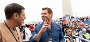 Deputado Eric Swalwell é acusado de manter babá em situação irregular