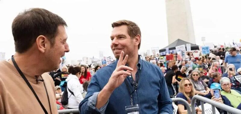 Deputado Eric Swalwell é acusado de manter babá em situação irregular