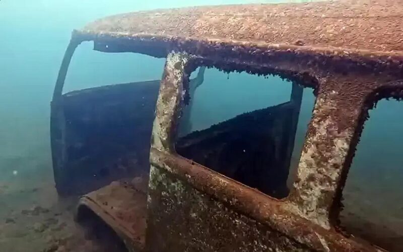 Mergulhadores mapeiam cidades submersas em Furnas: ruínas, veículos e casas