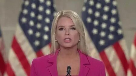 Trump confirma demissão da procuradora‑geral Pam Bondi; Todd Blanche assume Trump confirma demissão da procuradora‑geral Pam Bondi; Todd Blanche assume