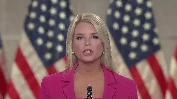 Trump confirma demissão da procuradora‑geral Pam Bondi; Todd Blanche assume